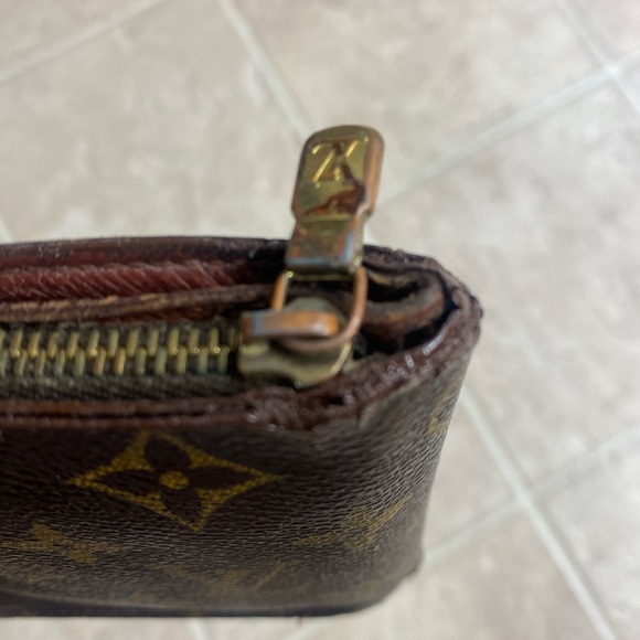 Louis Vuitton authentic bi fold wallet with coin zipper - Picture 4 of 13